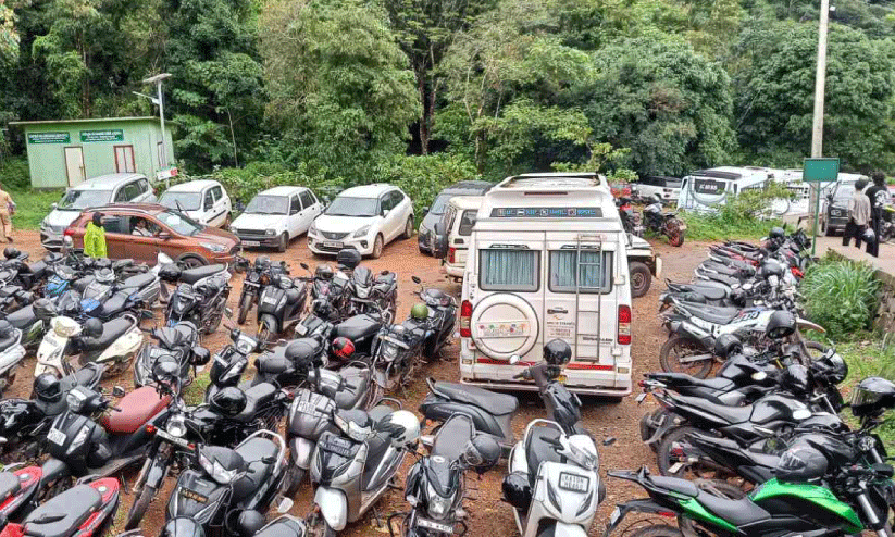 റാ​ണി​പു​ര​ത്ത് സ​ഞ്ചാ​രി​ക​ളു​ടെ ഒ​ഴു​ക്ക്