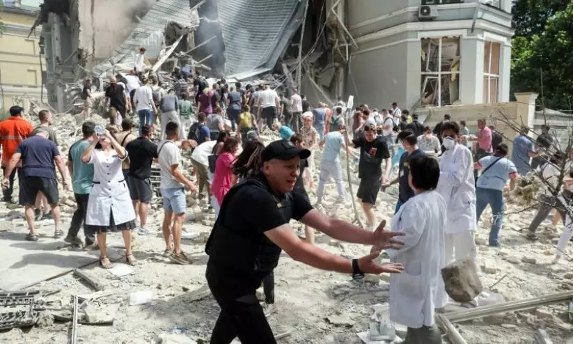 യുക്രെയ്ൻ തലസ്ഥാനത്ത് റഷ്യൻ മിസൈൽ ആക്രമണം; 13 പേർ കൊല്ലപ്പെട്ടു യുക്രെയ്ൻ തലസ്ഥാനത്ത് റഷ്യൻ മിസൈൽ ആക്രമണം; 13 പേർ കൊല്ലപ്പെട്ടു