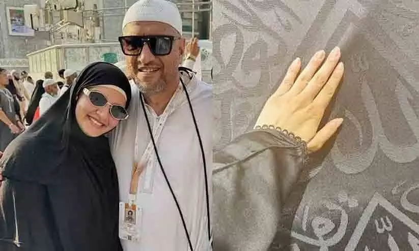 ജീവിതകാലം മുഴുവൻ ഓർത്തുവെക്കാനുള്ള മനോഹര യാത്ര; കഅ്ബ തൊടുന്ന ചിത്രം പങ്കുവെച്ച് സാനിയ