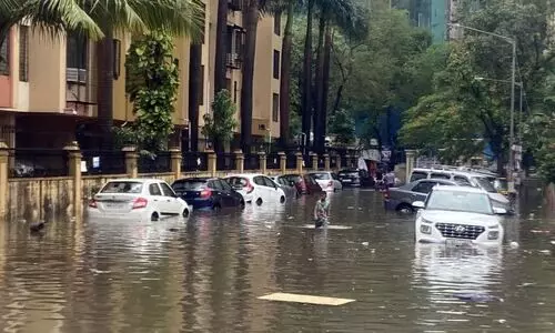മുംബൈ നഗരത്തെ മുക്കി പേമാരി; ഗതാഗതം താറുമാറായി, സ്കൂളുകളും കോളജുകളും പൂട്ടി