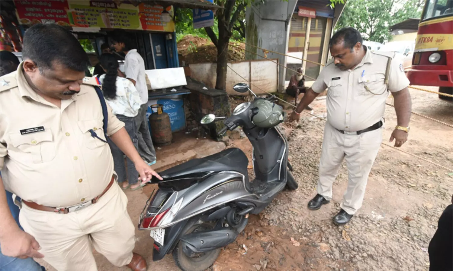 ഭർത്താവിനൊപ്പം പോകവേ സ്കൂട്ടറിൽ ബസിടിച്ച് സ്ത്രീക്ക് ദാരുണാന്ത്യം