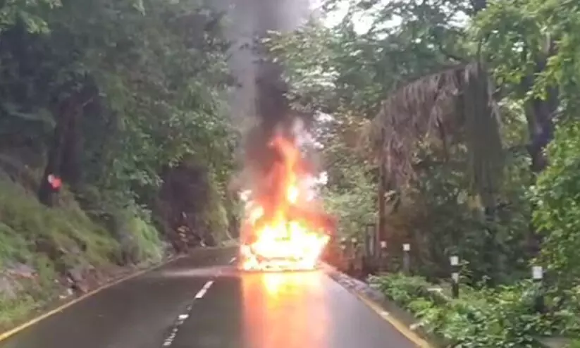 താമരശ്ശേരി ചുരത്തിൽ ഓടിക്കൊണ്ടിരുന്ന കാറിന് തീപിടിച്ചു VIDEO താമരശ്ശേരി ചുരത്തിൽ ഓടിക്കൊണ്ടിരുന്ന കാറിന് തീപിടിച്ചു VIDEO