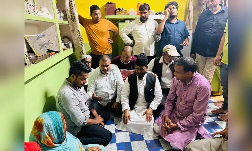 ആൾക്കൂട്ട കൊലപാതകം: ഹാരിസ് ബീരാൻ എം.പി അലീഗഢ് ജില്ലാ മജിസ്ട്രേറ്റിനെ കണ്ടു ആൾക്കൂട്ട കൊലപാതകം: ഹാരിസ് ബീരാൻ എം.പി അലീഗഢ് ജില്ലാ മജിസ്ട്രേറ്റിനെ കണ്ടു