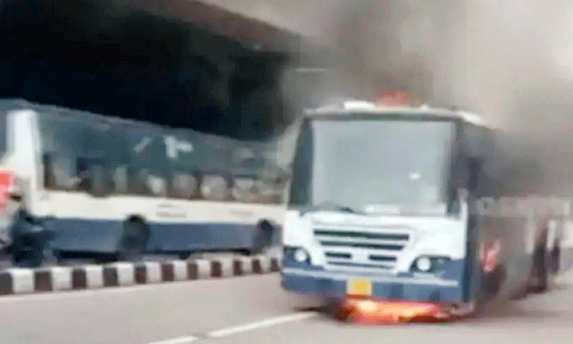 ഓ​ടു​ന്ന ബ​സി​ന് തീ​പി​ടി​ച്ചു;  ഡ്രൈ​വ​റു​ടെ മ​നഃ​സാ​ന്നി​ധ്യം  വ​ൻ ദു​ര​ന്തം അ​ക​റ്റി