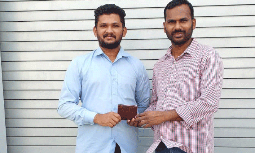 പഴ്സ് ഏറ്റുവാങ്ങുന്നു പഴ്സ് ഏറ്റുവാങ്ങുന്നു