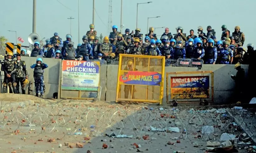 ശംഭു അതിർത്തിയിലെ ബാരിക്കേഡുകൾ ഏഴ് ദിവസത്തിനകം മാറ്റണം; നിർദേശവുമായി ഹൈകോടതി ശംഭു അതിർത്തിയിലെ ബാരിക്കേഡുകൾ ഏഴ് ദിവസത്തിനകം മാറ്റണം; നിർദേശവുമായി ഹൈകോടതി
