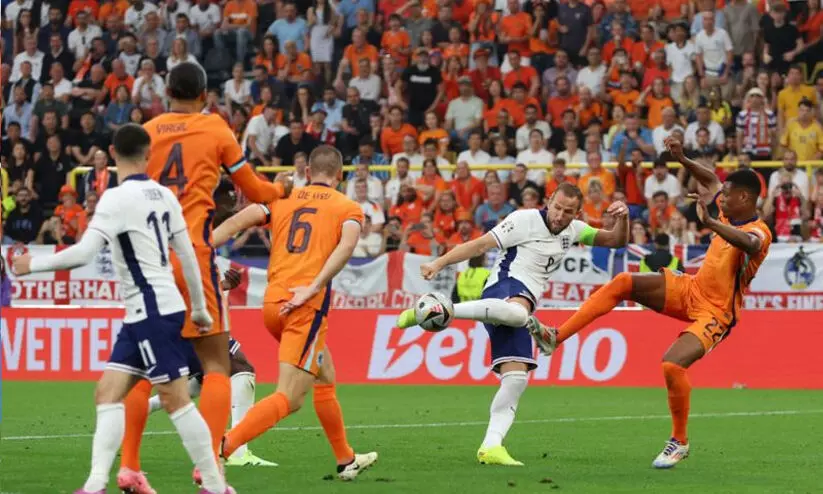 ഇംഗ്ലണ്ട്-നെതർലൻഡ്സ് ആദ്യ പകുതി ഒപ്പത്തിനൊപ്പം (1-1) ഇംഗ്ലണ്ട്-നെതർലൻഡ്സ് ആദ്യ പകുതി ഒപ്പത്തിനൊപ്പം (1-1)