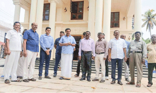 Thantai Periyor Memorial