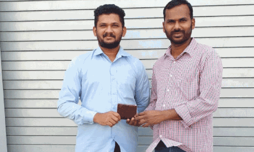 പ​ഴ്സ് ഏ​റ്റു​വാ​ങ്ങു​ന്നു