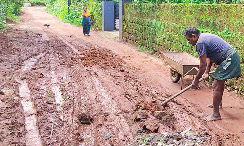 റോഡിലെ വെള്ളക്കെട്ട് മാറ്റാൻ 65കാരന്റെ ഒറ്റയാൾ പോരാട്ടം
