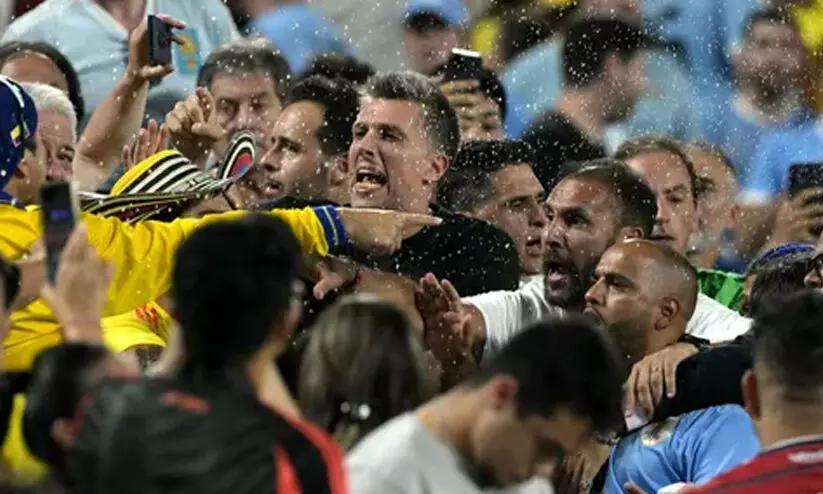 സെമി ഫൈനലിന് പിന്നാലെ ഉറുഗ്വായ് കളിക്കാരും കൊളംബിയൻ ആരാധകരും തമ്മിൽ സംഘർഷം -വിഡിയോ സെമി ഫൈനലിന് പിന്നാലെ ഉറുഗ്വായ് കളിക്കാരും കൊളംബിയൻ ആരാധകരും തമ്മിൽ സംഘർഷം -വിഡിയോ