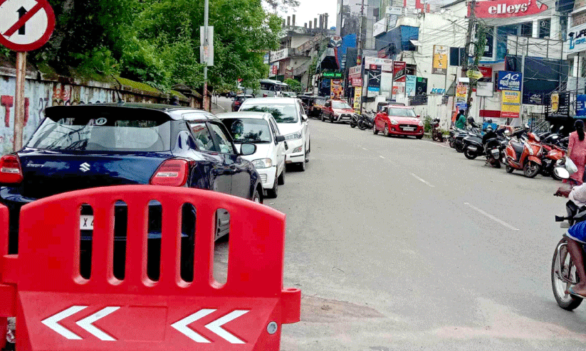 നെടുമങ്ങാട്ട്​ അനധികൃത പാർക്കിങ്​: ഗതാഗതക്കുരുക്കും അപകടങ്ങളും പതിവ്