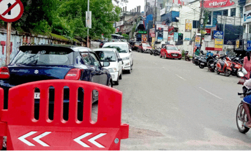 നെടുമങ്ങാട്ട്​ അനധികൃത പാർക്കിങ്​: ഗതാഗതക്കുരുക്കും അപകടങ്ങളും പതിവ്