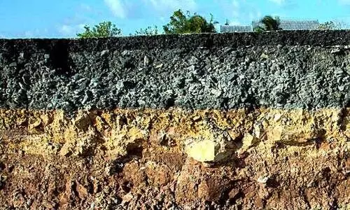 കാലിനടിയിലെ മണ്ണ്​   ചോർന്നു​പോകുന്നതറിയാതെ   ഒരു വകുപ്പും മന്ത്രിയും