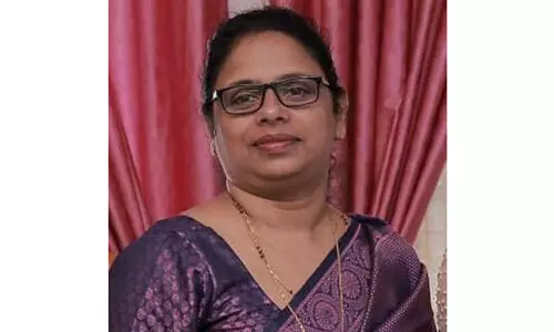 സ്കൂട്ടറിന് പിന്നിൽ കാറിടിച്ച് സ്ത്രീ മരിച്ചു സ്കൂട്ടറിന് പിന്നിൽ കാറിടിച്ച് സ്ത്രീ മരിച്ചു