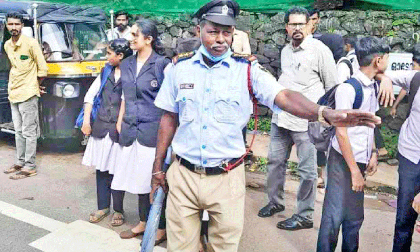 റോഡിൽ സഹായ ഹസ്തമായ വിജയന് നാടിന്റെ ആദരം റോഡിൽ സഹായ ഹസ്തമായ വിജയന് നാടിന്റെ ആദരം