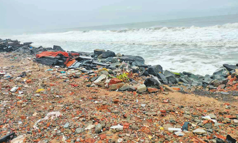 വേണം കസ്റ്റംസ് ബീച്ചിൽ കടൽ ഭിത്തി വേണം കസ്റ്റംസ് ബീച്ചിൽ കടൽ ഭിത്തി