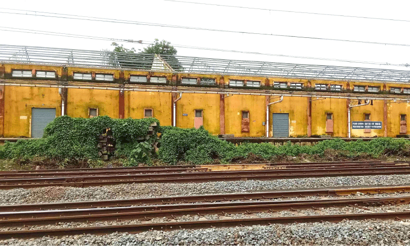 മ​ഴ​വെ​ള്ളം അ​ക​ത്ത്; പൊ​ളി​ച്ചു​നീ​ക്കി​യ എ​ഫ്.​സി.​ഐ ഗോ​ഡൗ​ണി​ന്റെ മേ​ൽ​ക്കൂ​ര പു​നഃ​സ്ഥാ​പി​ച്ചി​ല്ല