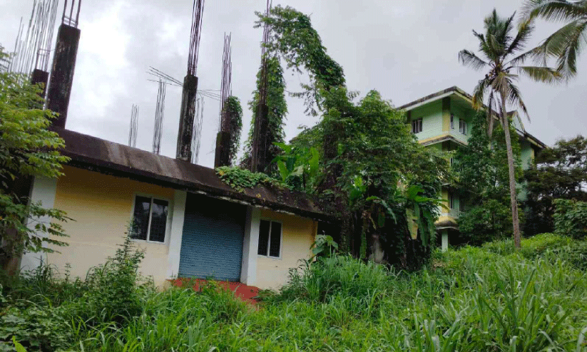 കാ​ടു​മൂ​ടി പോ​ളി​ടെ​ക്നി​ക് കെ​ട്ടി​ടം