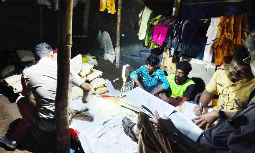 പുനലൂരിൽ 30 കിലോ കഞ്ചാവുമായി മൂന്നുപേർ പിടിയിൽ പുനലൂരിൽ 30 കിലോ കഞ്ചാവുമായി മൂന്നുപേർ പിടിയിൽ