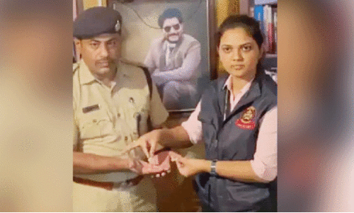 പി​ടി​കൂ​ടി​യ പു​ലി​ന​ഖം