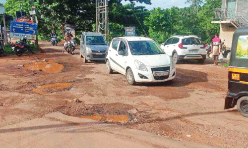 മൂ​ന്ന​ര വ​ർ​ഷം ക​ഴി​ഞ്ഞി​ട്ടും പ്ര​വൃ​ത്തി​യി​ല്ല;  കൂ​ളി​മാ​ട് വ​യ​ൽ ഭാ​ഗ​ത്ത് ദു​രി​ത യാ​ത്ര