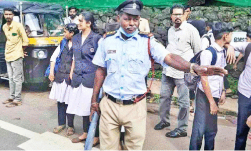 റോഡിൽ സഹായ ഹസ്തമായ വിജയന് നാടിന്റെ ആദരം റോഡിൽ സഹായ ഹസ്തമായ വിജയന് നാടിന്റെ ആദരം