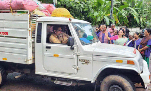 ഹെവൻശ്രീ അംഗങ്ങളുടെ ശമ്പളം മുടങ്ങി; മാലിന്യ വണ്ടികൾ തടഞ്ഞു ഹെവൻശ്രീ അംഗങ്ങളുടെ ശമ്പളം മുടങ്ങി; മാലിന്യ വണ്ടികൾ തടഞ്ഞു