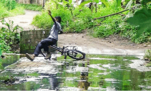 ടൈ​ൽ പാ​കി​യ റോ​ഡി​ൽ വ​ഴു​ക്ക​ൽ; യാ​ത്ര ദു​ഷ്ക​രം