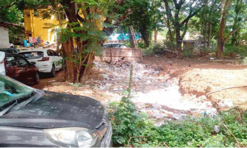 ജനറല്‍ ആശുപത്രി പരിസരത്ത് മാലിന്യക്കൂമ്പാരം; പരിസരം പകര്‍ച്ചവ്യാധി ഭീഷണിയില്‍