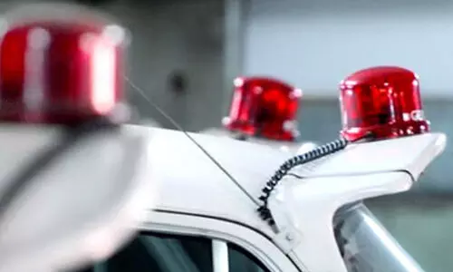 ഐ.എ.എസുകാരുടെയടക്കം വാഹനങ്ങളിൽ മുദ്രയും ബീക്കൺ ലൈറ്റും: വിശദീകരണം തേടി ഹൈകോടതി