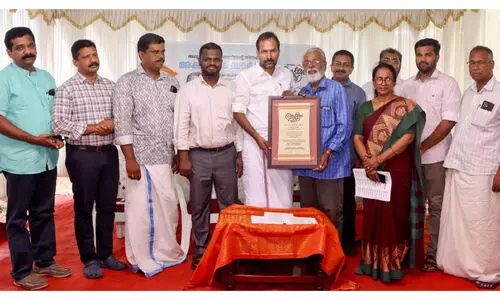 അക്ഷരവീട് ‘ഥ’ അപ്പു മുട്ടറക്ക് സമർപ്പിച്ചു അക്ഷരവീട് ‘ഥ’ അപ്പു മുട്ടറക്ക് സമർപ്പിച്ചു