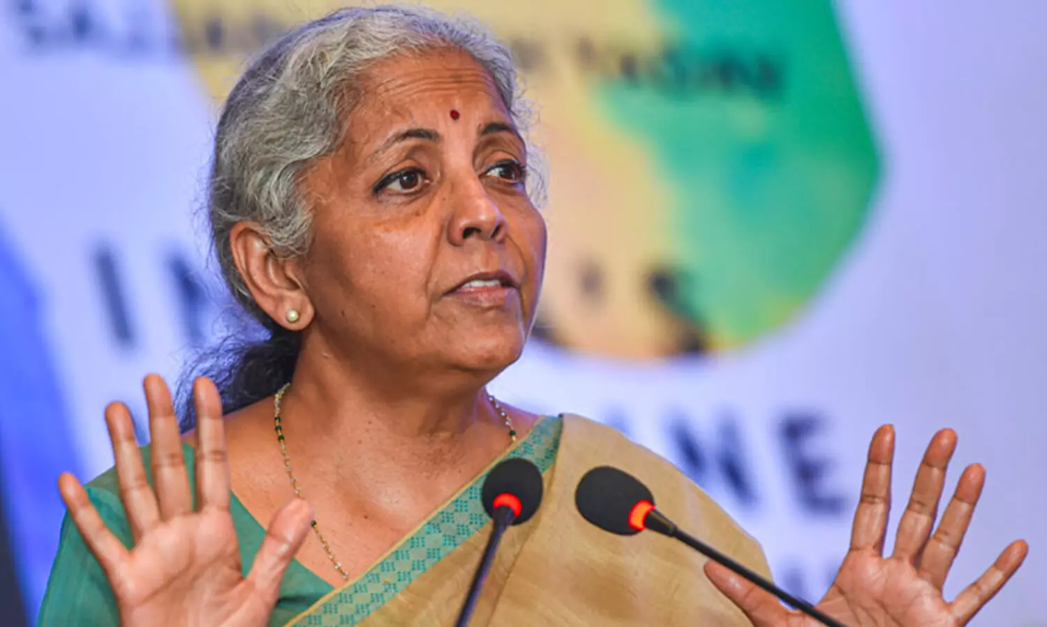 കൂടുതൽ ബാങ്കുകൾ സ്വകാര്യവൽക്കരിക്കാൻ കേന്ദ്രം; ബജറ്റ് സമ്മേളനത്തിൽ നിയമങ്ങളിൽ മാറ്റം വരുത്തും