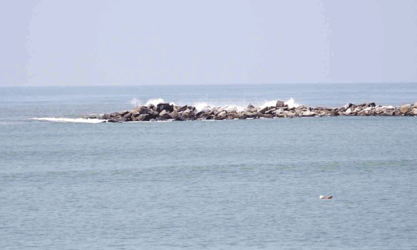 പൊ​ന്നാ​നി ഹാ​ർ​ബ​ർ; പു​ലി​മു​ട്ടിൽ അ​റ്റ​കു​റ്റ​പ്പണി​ക്ക് തു​ട​ക്ക​മാ​കു​ന്നു