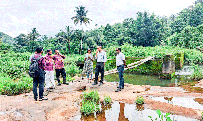 വെള്ളക്കയത്തെ നടപ്പാത പുനർനിർമിക്കാൻ നടപടി തുടങ്ങി വെള്ളക്കയത്തെ നടപ്പാത പുനർനിർമിക്കാൻ നടപടി തുടങ്ങി