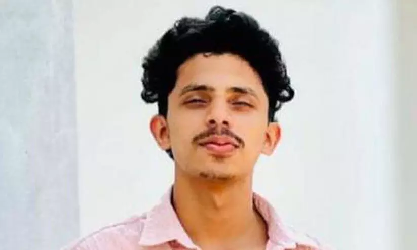 വൈദ്യുതിത്തൂണിലിടിച്ച് കാർ മറിഞ്ഞു; യുവാവ് ഷോക്കേറ്റ് മരിച്ചു വൈദ്യുതിത്തൂണിലിടിച്ച് കാർ മറിഞ്ഞു; യുവാവ് ഷോക്കേറ്റ് മരിച്ചു