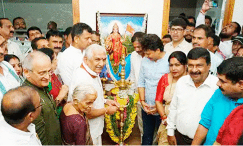 സ്റ്റീ​ൽ ബാ​രി​ക്കേ​ഡു​ക​ൾ വി​ഫ​ലം; യാ​ത്ര​ക്കാ​ർ ട്രാ​ക്കി​ൽ വീ​ഴു​ന്ന​ത് ത​ട​യാ​ൻ സ്ക്രീ​ൻ ഡോ​റു​ക​ൾ സ്ഥാ​പി​ക്കു​ന്നു