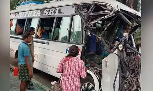 ഹൈദരാബാദിൽ ബസ് ട്രക്കിൽ ഇടിച്ച് മൂന്ന് മരണം; 14 പേർക്ക് പരിക്കേറ്റു