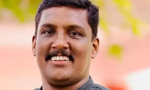 ‘സത്യാവസ്ഥ അമ്മയെ ബോധ്യപ്പെടുത്തണം’; പരാതിക്കാരന്‍റെ വീടിനു മുന്നിൽ കുത്തിയിരിപ്പ് സമരവുമായി പ്രമോദ് കോട്ടൂളി