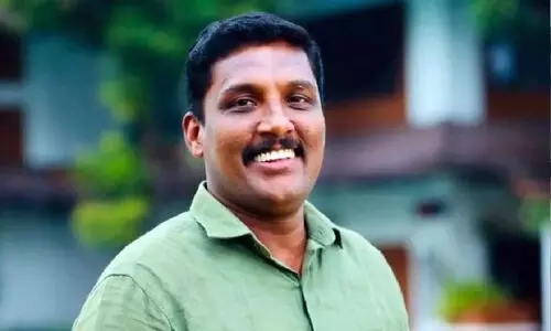 ‘കുടുക്കാൻ ശ്രമിച്ചവരുടെ പേരുകൾ വിളിച്ചുപറയും’; പരാതിക്കാരന്‍റെ വീടിനു മുന്നിൽ അമ്മക്കൊപ്പം സമരത്തിന് പ്രമോദ് കോട്ടൂളി
