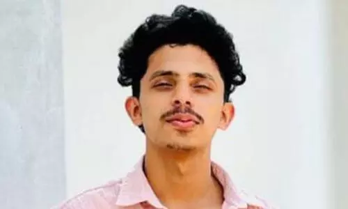 വൈദ്യുതിത്തൂണിലിടിച്ച് കാർ മറിഞ്ഞു; യുവാവ് ഷോക്കേറ്റ് മരിച്ചു