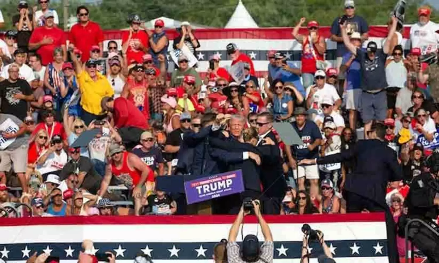 ട്രംപ് പ്രസംഗിച്ച വേദിയിൽ ഒരുക്കിയത് കനത്ത സുരക്ഷ; ഒരു പഴ്സ് പോലും കൈയിൽ കരുതാൻ ആളുകളെ അനുവദിച്ചില്ല -എന്നിട്ടും ആക്രമണം?