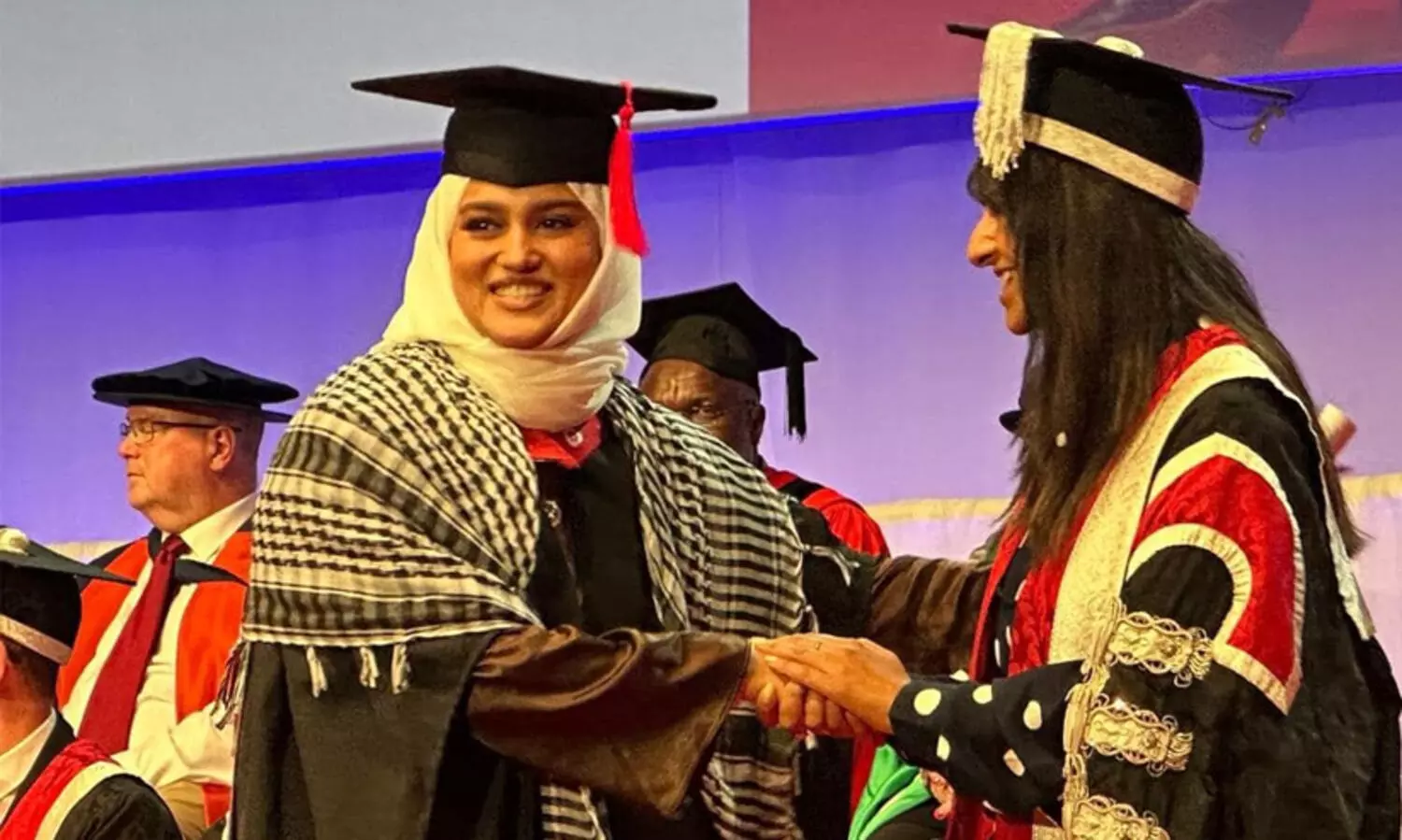 യു.കെയിലെ ബിരുദദാന ചടങ്ങില്‍ ഫലസ്തീന് ഐക്യദാര്‍ഢ്യവുമായി മലയാളി വിദ്യാർഥിനി