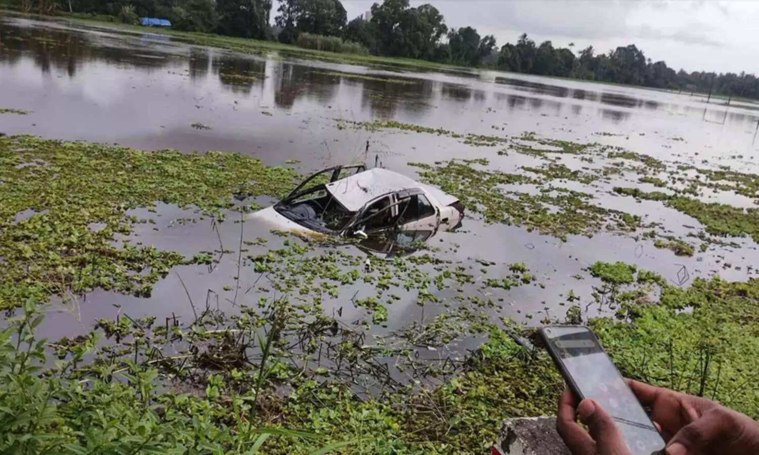 നിയന്ത്രണം വിട്ട കാർ പാടത്തേക്ക് മറിഞ്ഞു
