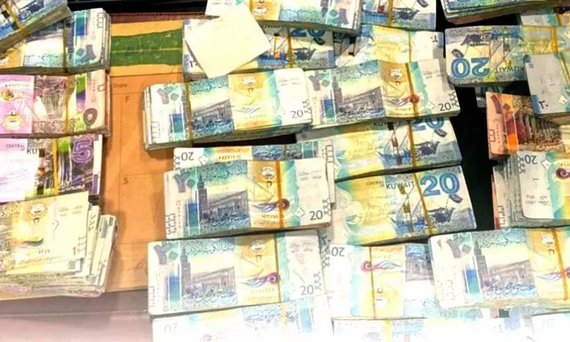 വ​ൻ തു​ക​യു​മാ​യി ഒ​രാ​ൾ പി​ടി​യി​ൽ