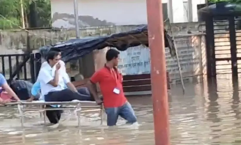 റോഡിൽ വെള്ളക്കെട്ട്; യു.പിയിൽ മെഡിക്കൽ കോളജ് പ്രിൻസിപ്പലിനെ സ്ട്രെക്ചറിൽ ചുമന്ന് ജീവനക്കാർ റോഡിൽ വെള്ളക്കെട്ട്; യു.പിയിൽ മെഡിക്കൽ കോളജ് പ്രിൻസിപ്പലിനെ സ്ട്രെക്ചറിൽ ചുമന്ന് ജീവനക്കാർ