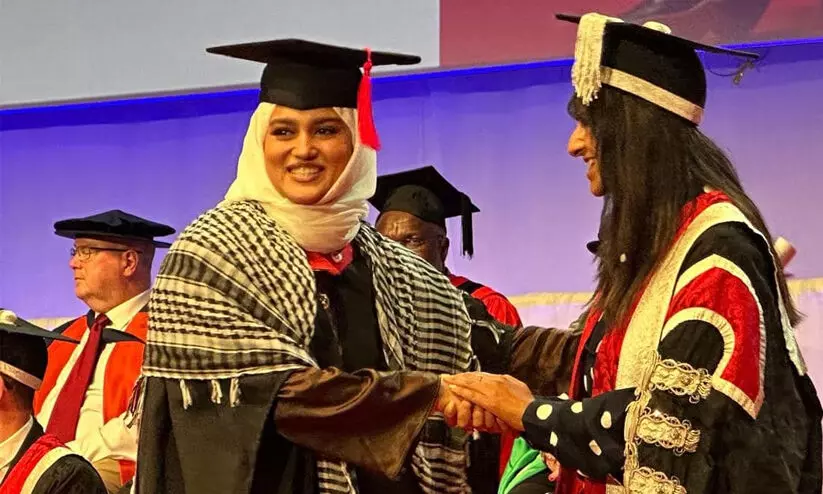 യു.കെയിലെ ബിരുദദാന ചടങ്ങില്‍ ഫലസ്തീന് ഐക്യദാര്‍ഢ്യവുമായി മലയാളി വിദ്യാർഥിനി