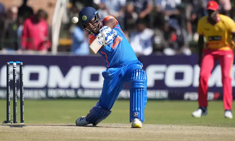 സഞ്ജുവിന്റെ 110 മീറ്റർ സിക്സർ; പറന്നെത്തിയത് ഡ്രസ്സിങ് റൂമിന്റെ മേല്‍ക്കൂരയിൽ -വിഡിയോ