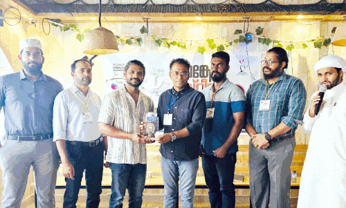 ക​ലാ​ല​യം പ​രി​സ്ഥി​തി ഫോ​ട്ടോ​ഗ്ര​ഫി മ​ത്സ​ര​വി​ജ​യി​ക്ക് സ​മ്മാ​നം ന​ൽ​കി