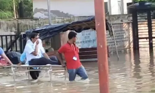 റോഡിൽ വെള്ളക്കെട്ട്; യു.പിയിൽ മെഡിക്കൽ കോളജ് പ്രിൻസിപ്പലിനെ സ്ട്രെക്ചറിൽ ചുമന്ന് ജീവനക്കാർ